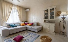 Elly House Monopoli
